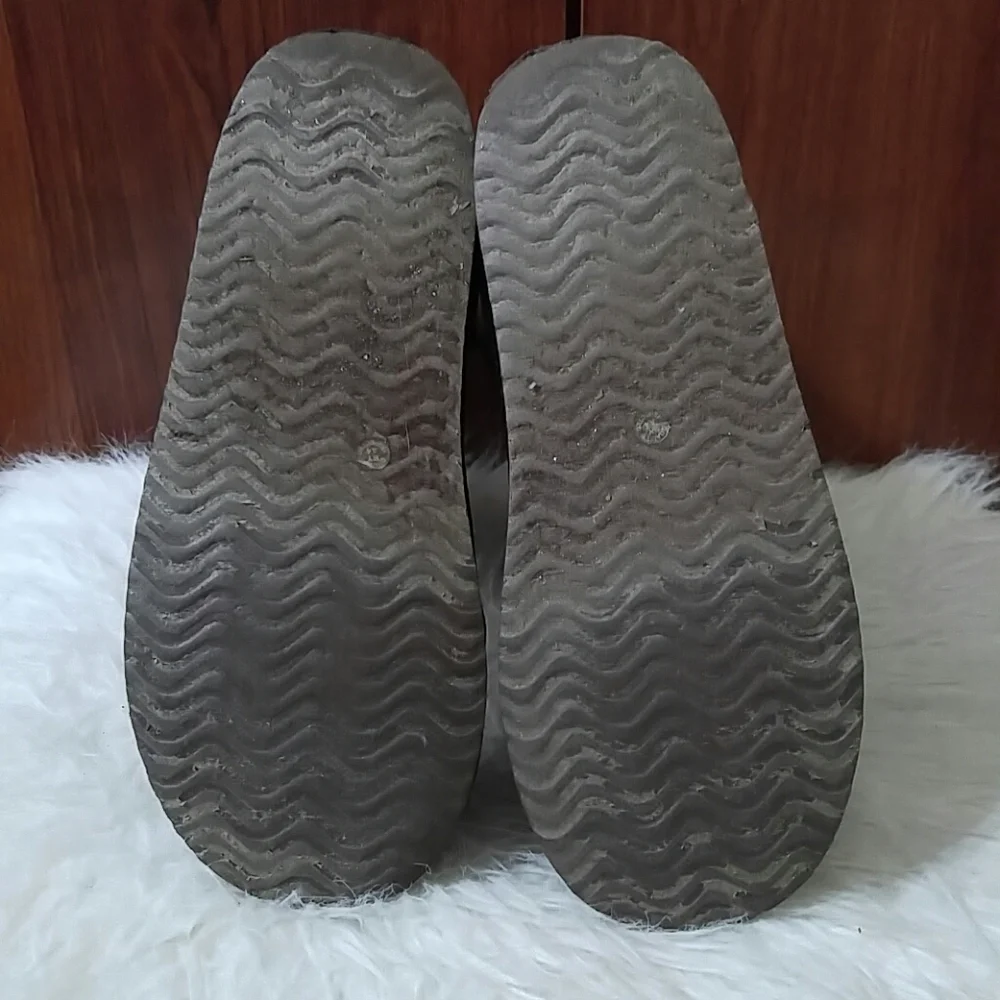 Arizona chocolate toggle short boots size 4M